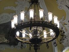 293 Moskauer U-Bahn Leuchter.JPG